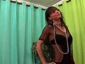 Cette MILF en lingerie se fait sodomiser pendant le casting porno de