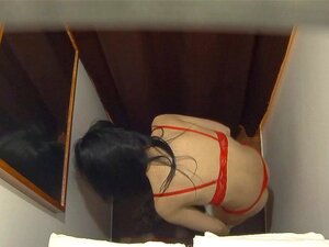 Une MILF brune qui gicle a un orgasme intense. Révélation choquante