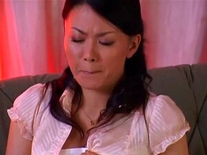 Une MILF japonaise voluptueuse profite d'un bon solo. Une MILF