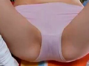 Mignonne qui taquine avec des culottes en coton. Mignonne qui taquine