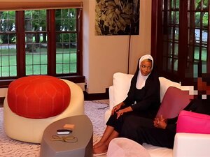 C'est une nonne noire coquine qui sait comment jouer son rôle.