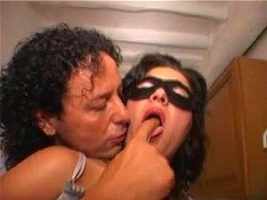 Un brun masqué avec un trou de sperme hirsute, La belle-mère