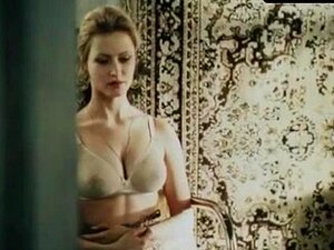 Scène sexy d'Agnieszka Wagner dans Nesut Menya Koni. Scènes sexy