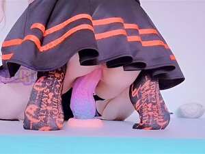 une pom-pom girl salope veut ce monstre pour le concours d'Halloween