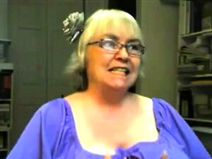 Une mignonne grand-mère blonde nous montre ses compétences