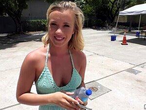 Petite étudiante suce une bite en public