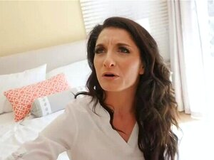 La MILF brune et sexy fait une pipe incroyable