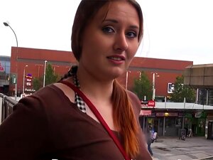 L'amatrice aux gros seins Eurobabe Helen suce et réclame de l'argent.