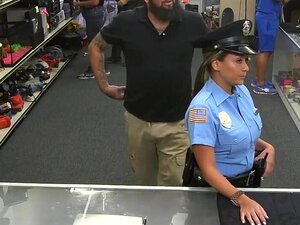 La police donne un gage à une nana prête à baiser pour de l'argent