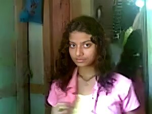 Une Indienne chaude se déshabille et se montre pour vous