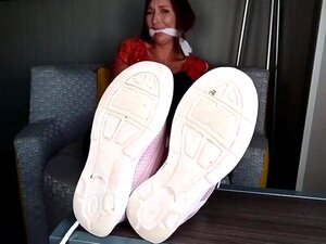 Regardez La femme attachée se fait enlever chaussures et chaussettes,