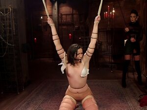 Regardez la dominatrice aux gros seins libérer sa puissance sur une