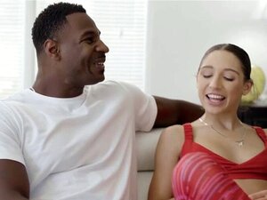 Abella Dangers, avec son minou étiré, se fait déchirer par Jax.