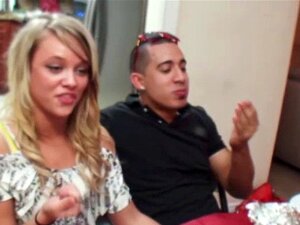 Vraies salopes de fête suçant une bite