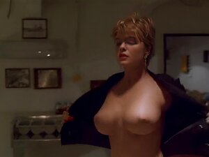 Erika Eleniak nue - Sous le siège 1992. Erika Eleniak dans le clip