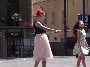 Bébé attachée et suspendue baisée en public. Esclave aux cheveux