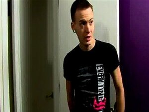 Chris gay hardcore se fait pénétrer le sperme pendant qu'il est en