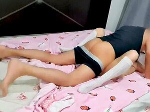 Une écolière maigre en uniforme se fait baiser en quittant l'école