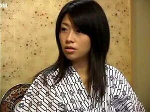 Une pute japonaise aux petits seins dans une vraie vidéo porno