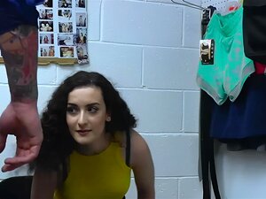 Billy surprend Lyra en train de voler dans un magasin, déclenchant