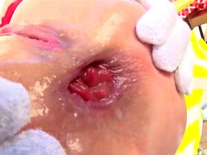 Une bombe exquise montre son gros cul et se fait chevaucher l'anus.