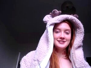 Rousse amateur complètement nue sur le lit et se masturbant