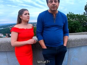 Regardez une brune tchèque coquine se faire séduire par un bel