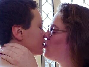 Une lesbienne ronde lèche une mignonne poilue et mince