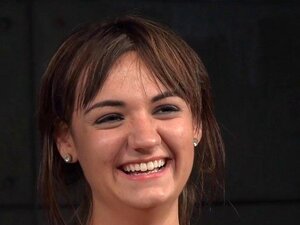 Sous-titré attaché et fouetté par un dom noir. Sous-titre attaché