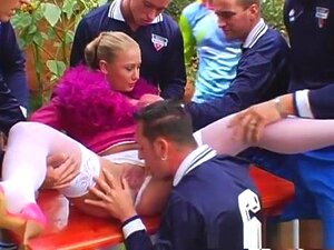 La pornstar folle Sabrina White dans le meilleur gangbang, scène