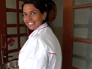 chef avec des gros nichons naturels et une grosse chatte