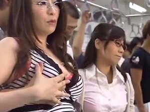 Session de sexe en public pour une mignonne impuissante qui se fait