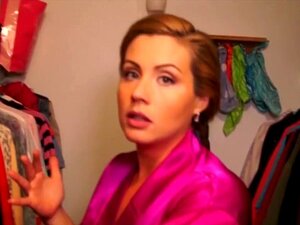 Maman vient en aide à son beau-beau-beau-fils pendant un examen