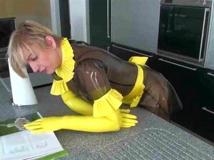 Un mec pervers en costume de latex baise son esclave bien en chair.