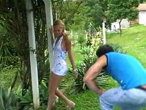 Grande blonde ladyboy se fait percer dans le jardin
