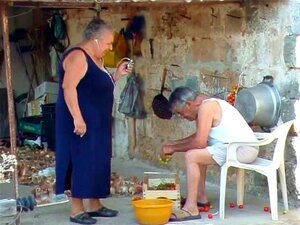 Une grand-mère italienne BBW appelle son grand-père pour qu'il la
