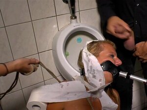 Assistez à l'humiliation publique d'une blonde naturelle aux seins