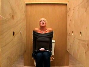 Kyra... Ce numéro chaud se fraie un chemin dans la salle de bain