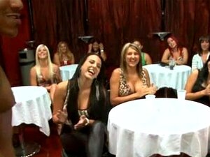 Baise sauvage dans tout le restaurant