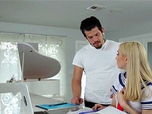 Sophie Summers dans le plus petit modèle nu du monde - ExxxtraSmall.