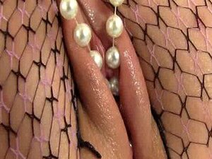 Elle se baise la chatte avec un collier de perles