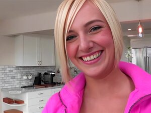  La superbe bombasse blonde britannique Kate reçoit une grosse bite