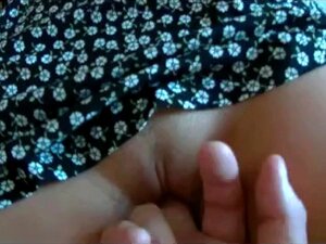 Plongez dans le pouvoir hypnotique d'une beauté éblouissante. Cette