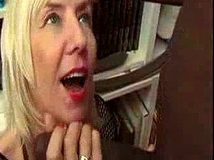 Vivez des sensations intenses avec notre mamie mature qui prend en