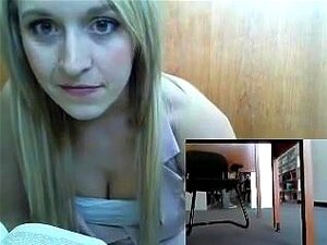 Jeune fille jouant publiquement avec elle-même à la bibliothèque