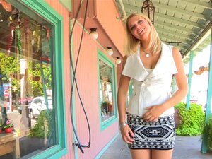 Salope pousse un énorme concombre et un poing dans une chatte