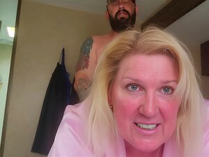 UN FAN CHANCEUX BAISE MME SCHUKENBACHER ET SE FAIT ÉJACULER SUR SON