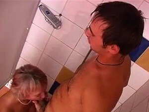 Une grand-mère sexy sous la douche s'amuse avec une bite fraîche