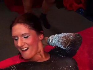 vraie orgie de gangbang de gorge profonde. Des nanas allemandes sexy