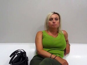 Marie est une poupée blonde-cendre bien foutue qui adore avoir des